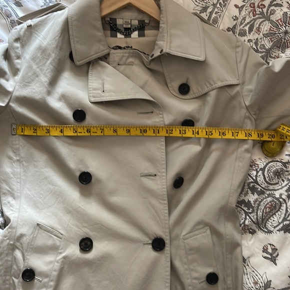 BURBERRY TAN MID-LENGTH TRENCH COAT - Picture 11 of 11